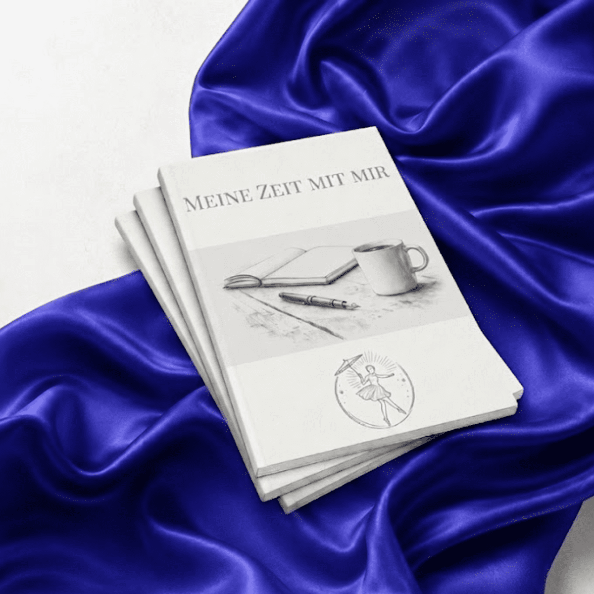 Ein dreier Stapel des ausgedruckten Journals liegt auf einem Seidenschal